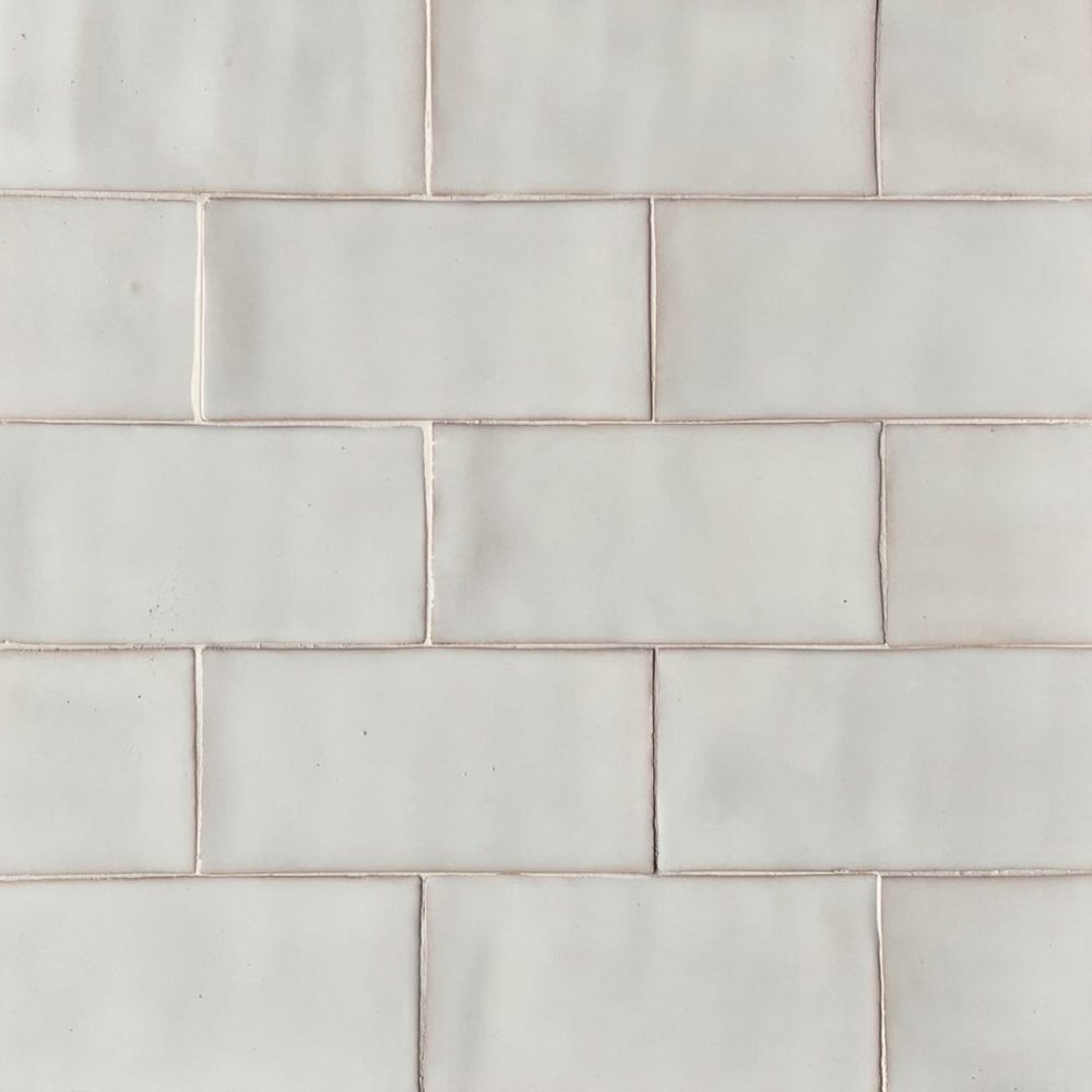 krämfärgat kakel på vägg