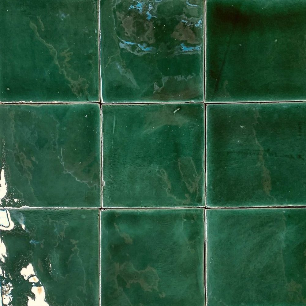 grönt handgjort kakel på vägg