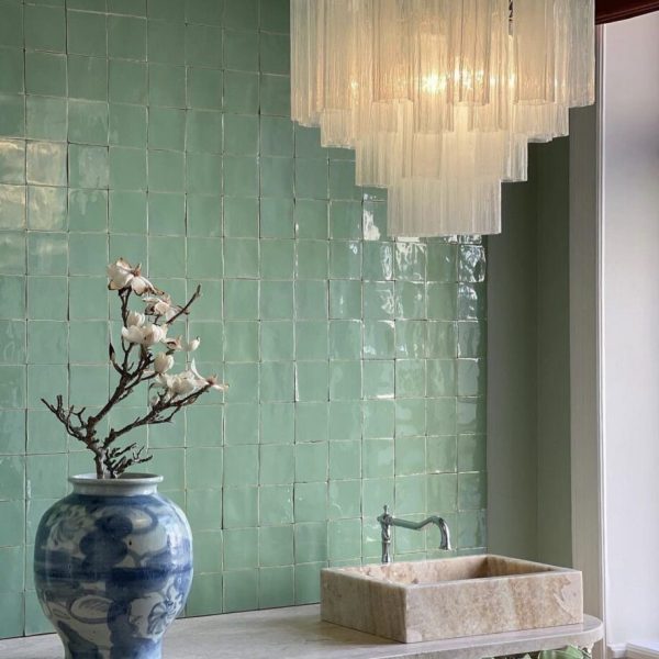 badrum med turkost kakel på väggen