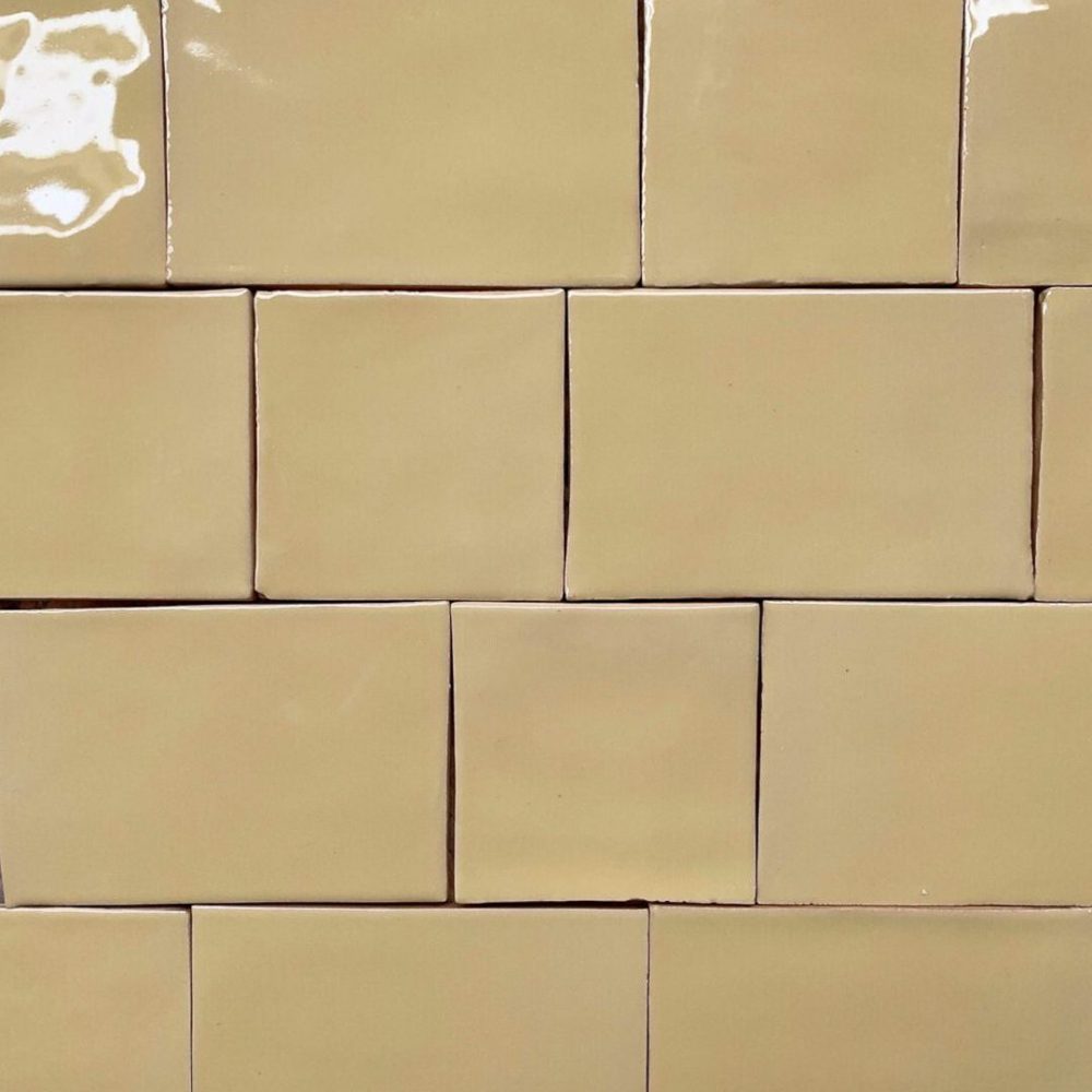 ljusgult handgjort kakel på vägg