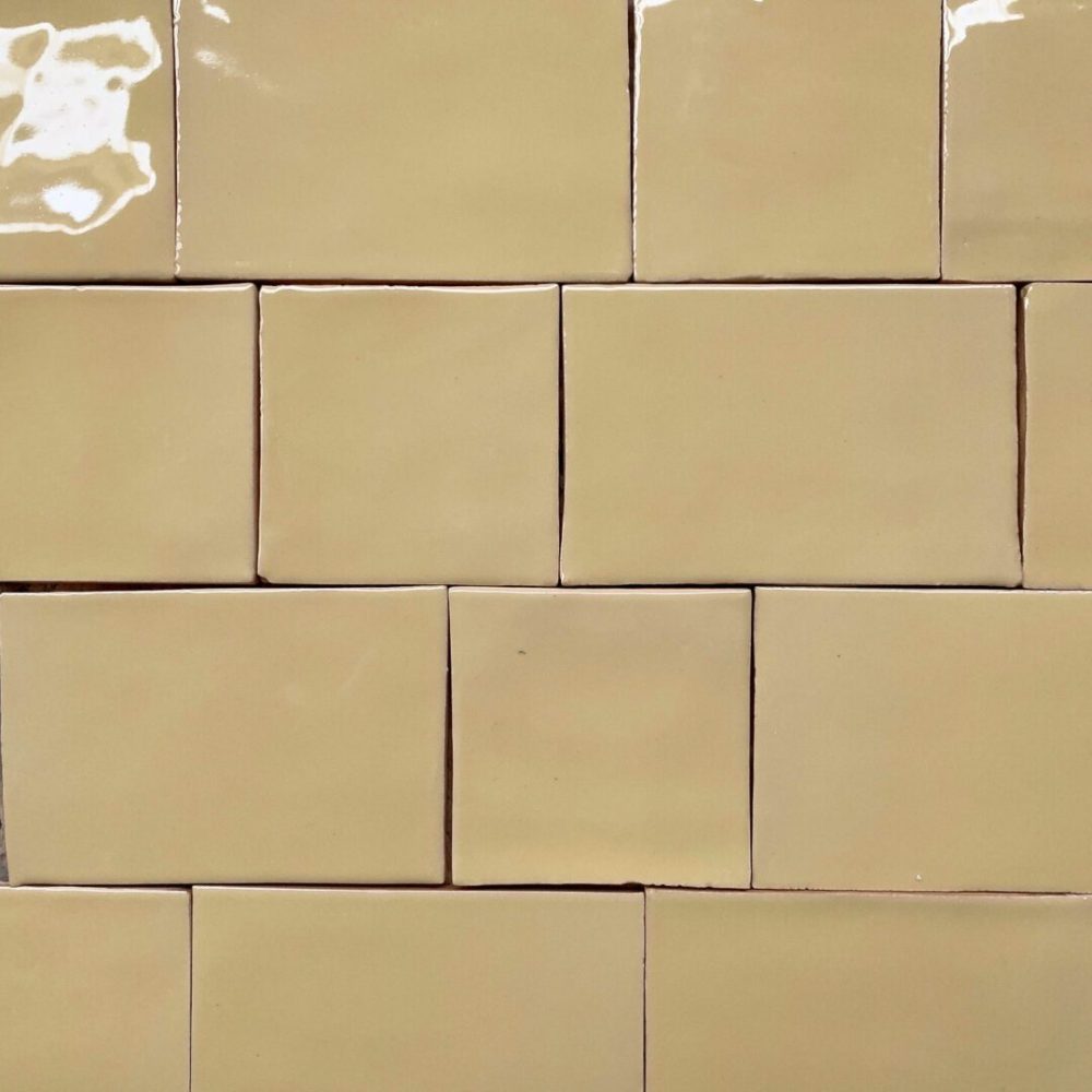 ljusgult handgjort kakel på vägg