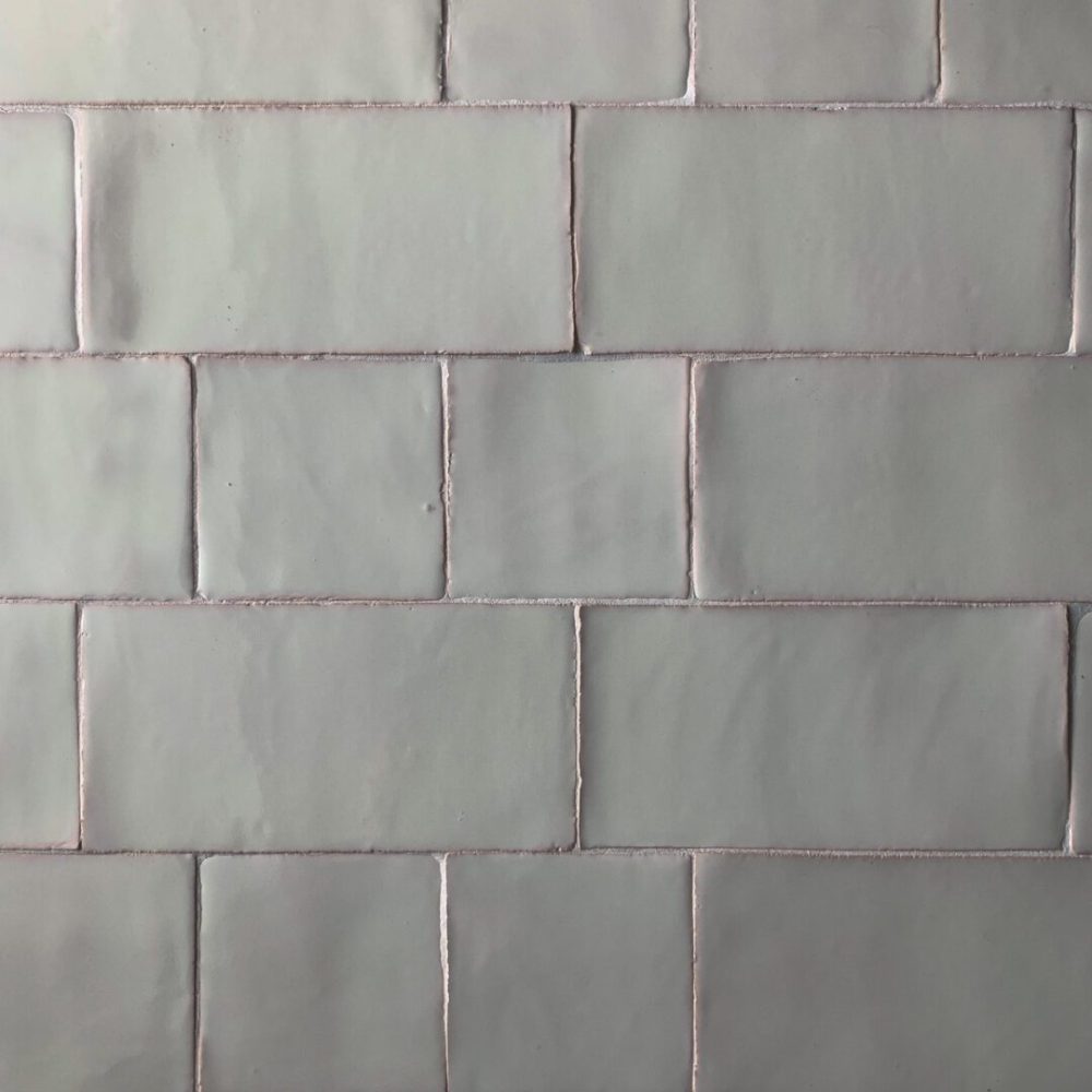 ljusgrått kakel på vägg