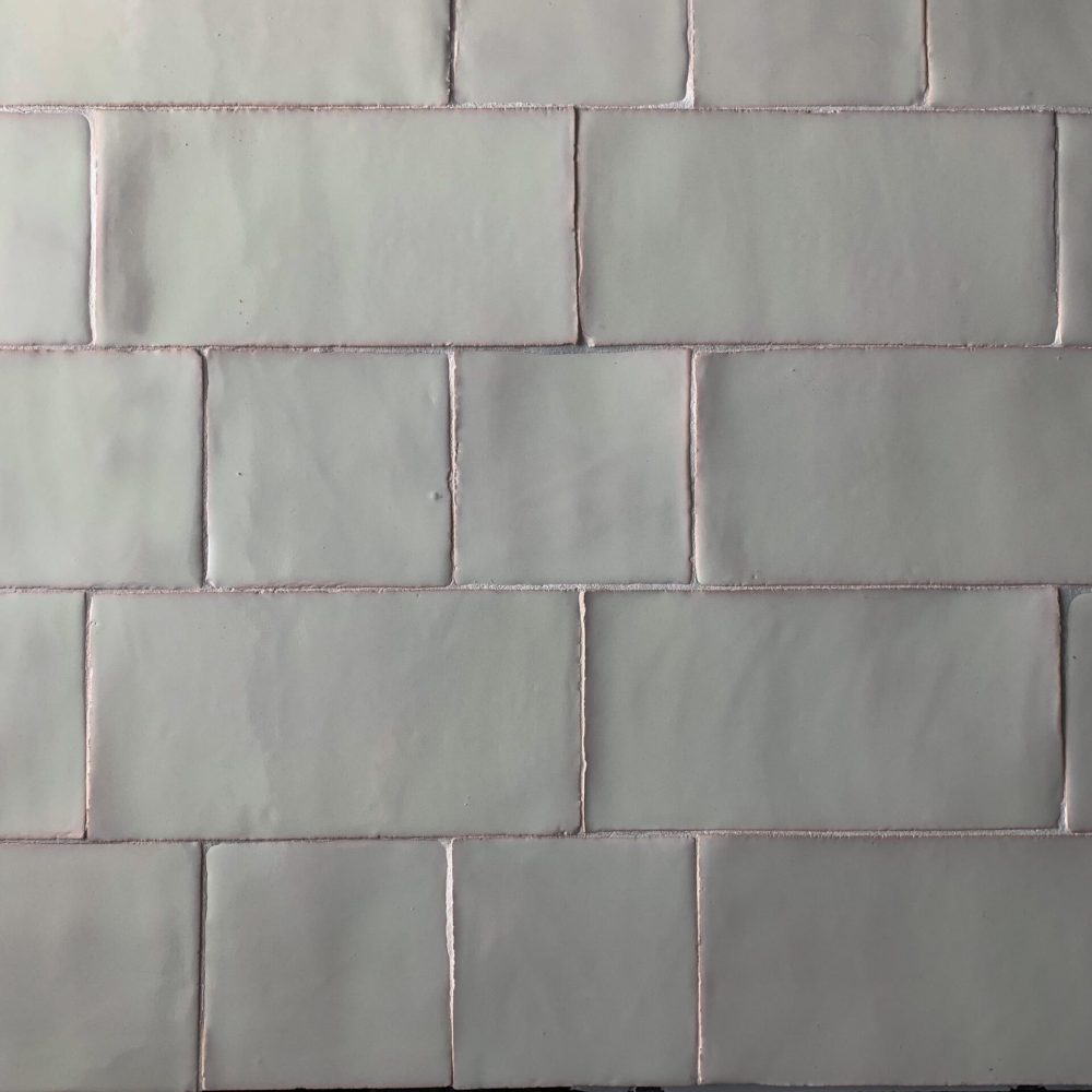 ljusgrått kakel på vägg