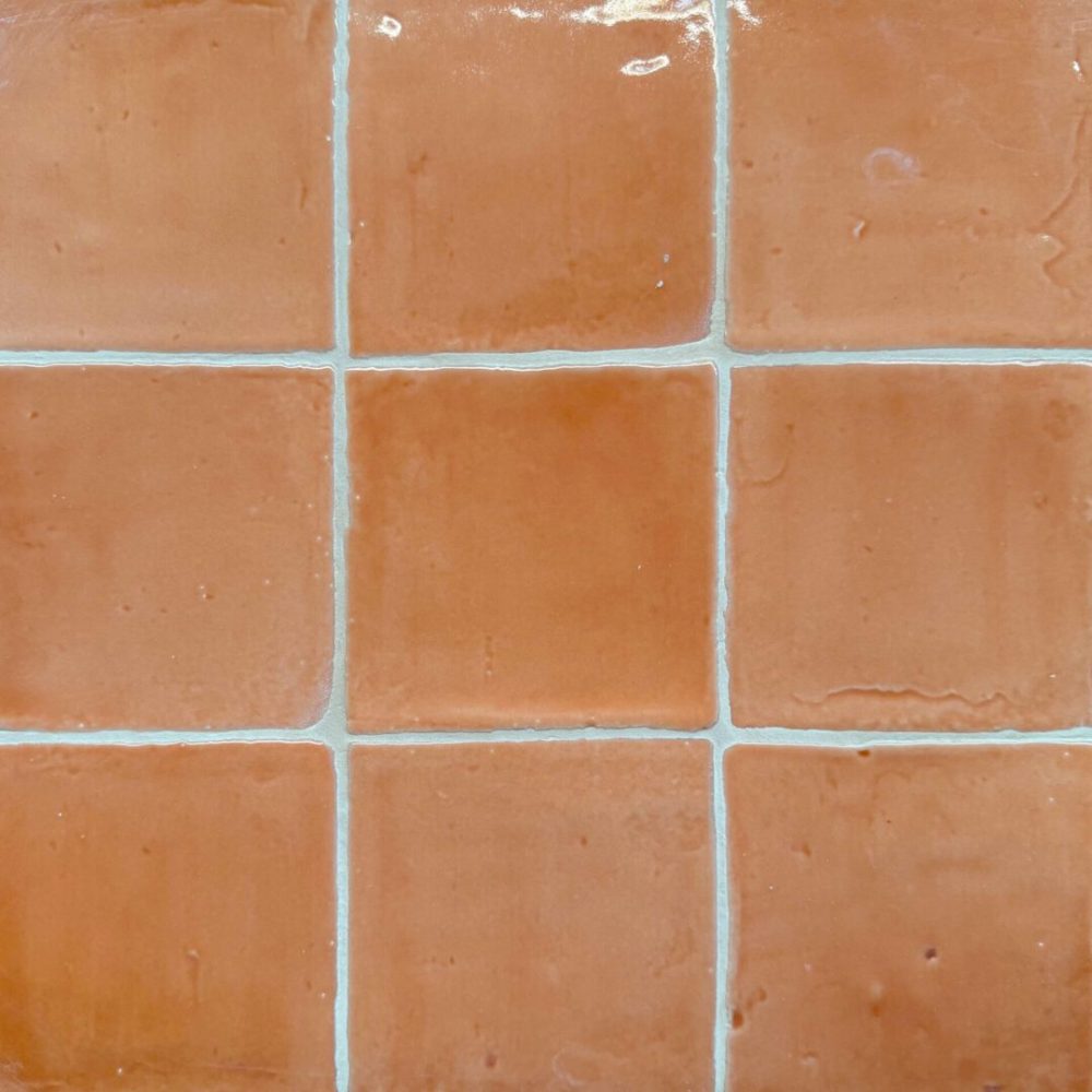 kakel i aprikos på vägg