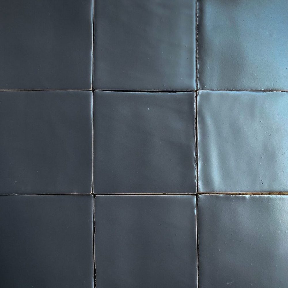 grått matt handgjort kakel på vägg