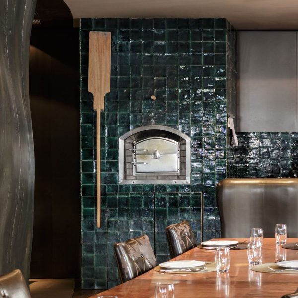 pizzaugn täckt med mörkgrönt kakel