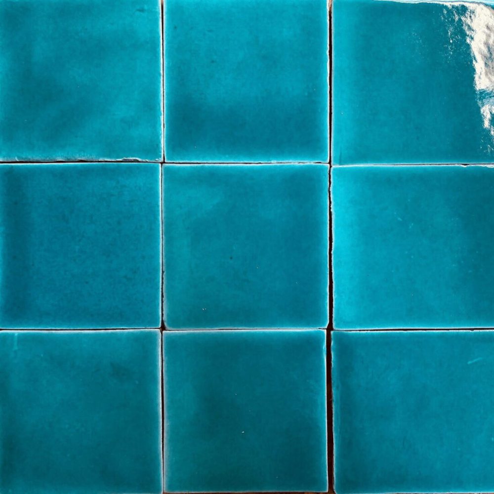 turkost handgjort kakel på vägg