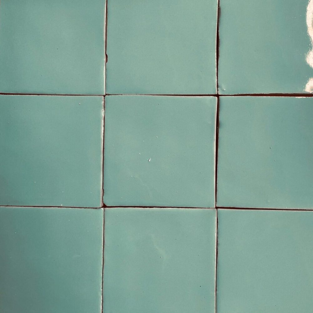 turkost kakel på vägg