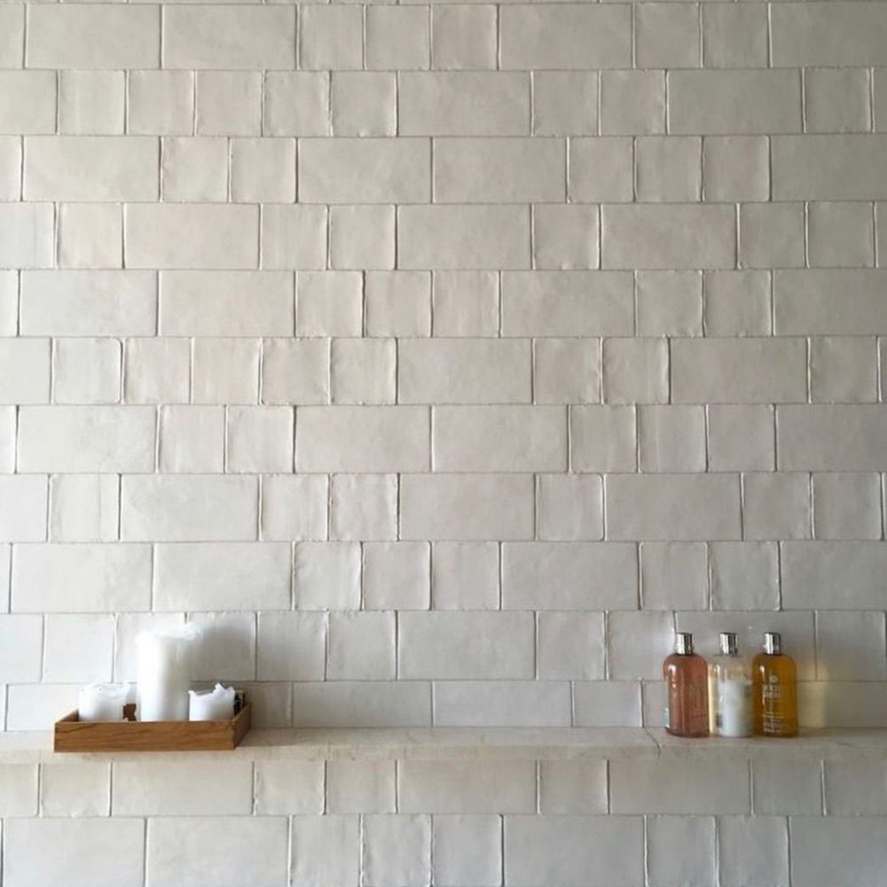 badrum med handgjort vitt matt kakel i olika storlekar