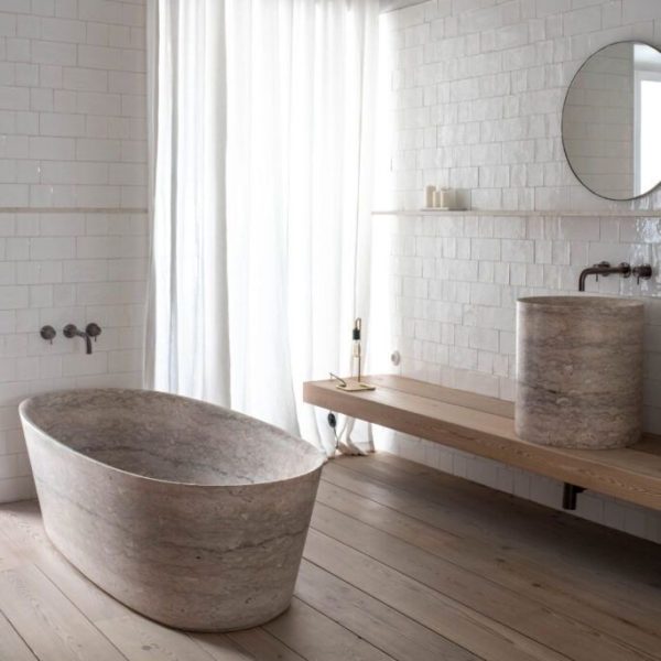 badrum med handgjort vitt kakel i olika storlekar