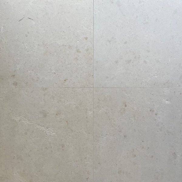 Jura Kalkstensgolv med borstad yta i en ljus beige nyans