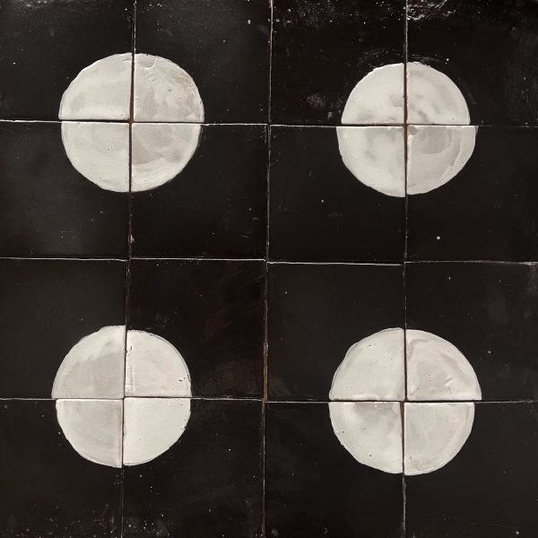 handmålade kakelplattor i svart och vitt