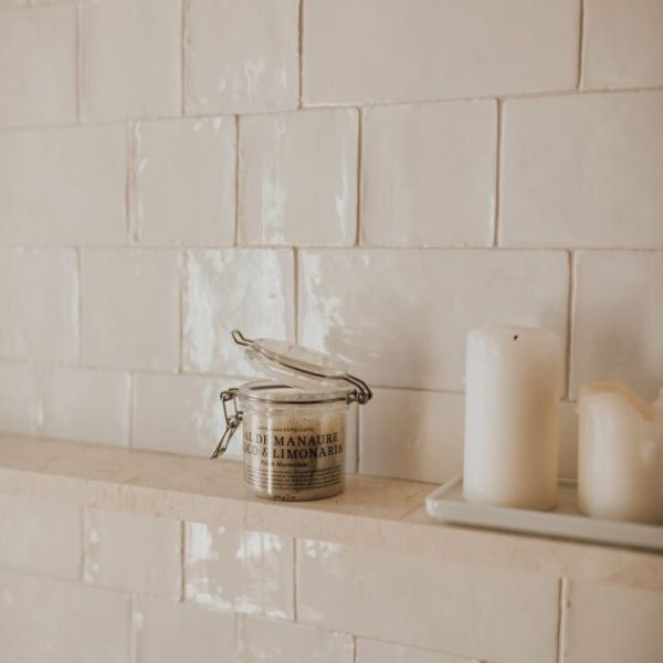 krämfärgat kakel på vägg i badrum