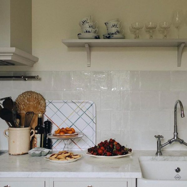 kök med handgjort vitt kakel