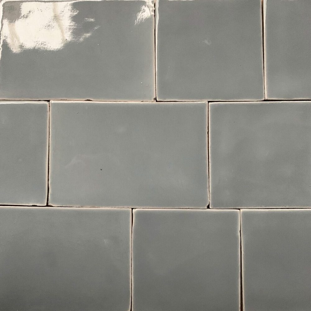 grått kakel på vägg