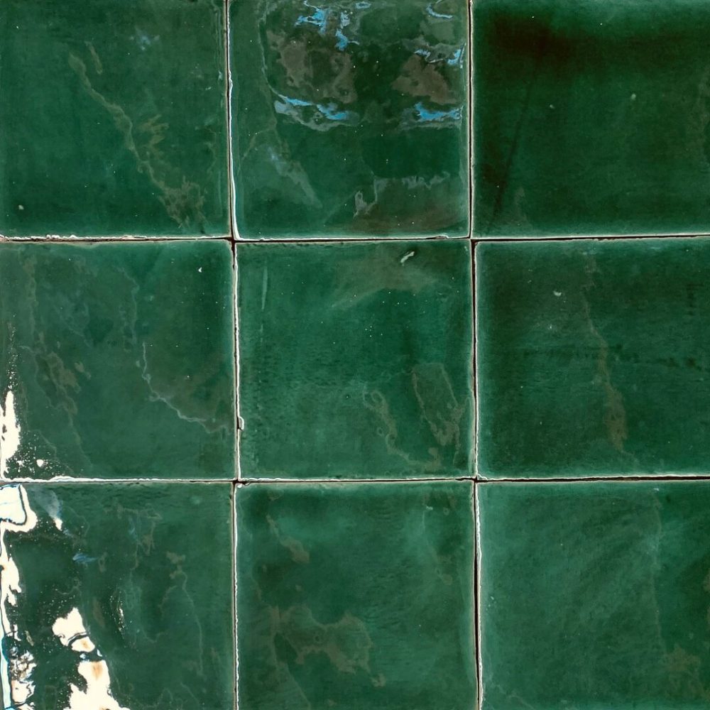 grönt handgjort kakel på vägg