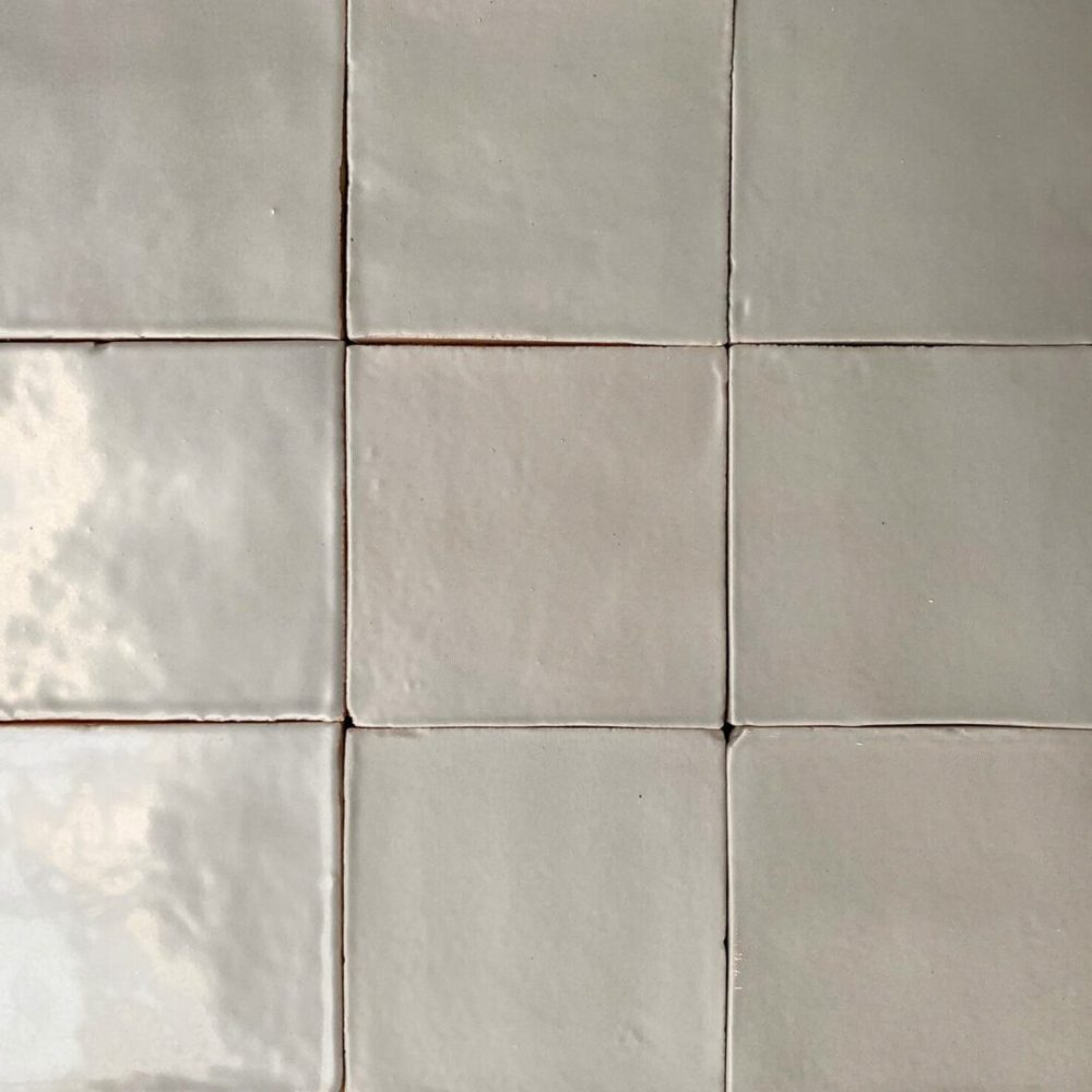 matt grå beige kakel på vägg