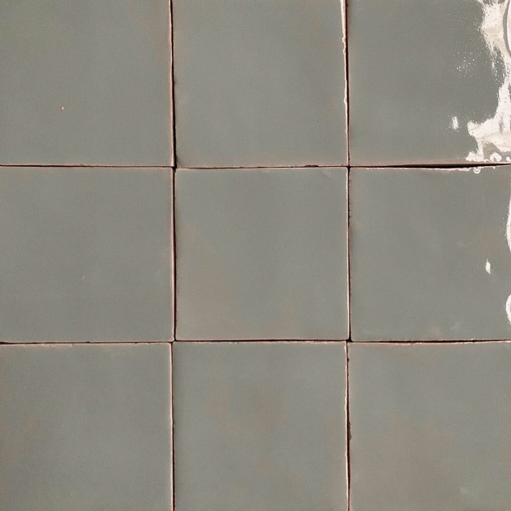 grått handgjort kakel på vägg