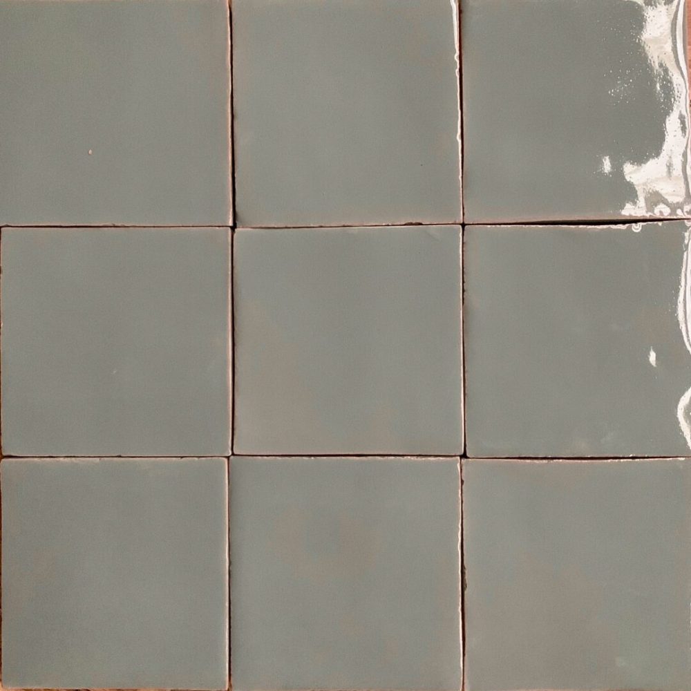 grått handgjort kakel på vägg