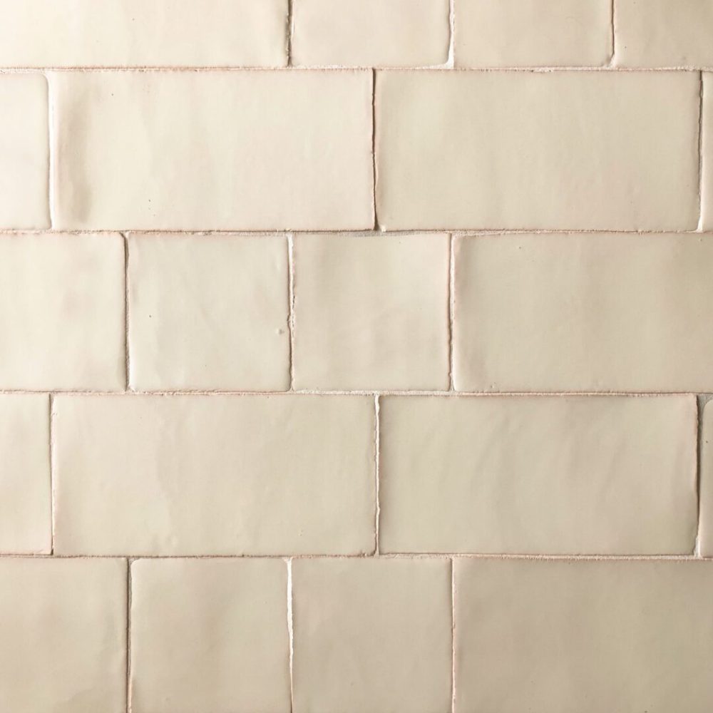 krämfärgat kakel på vägg