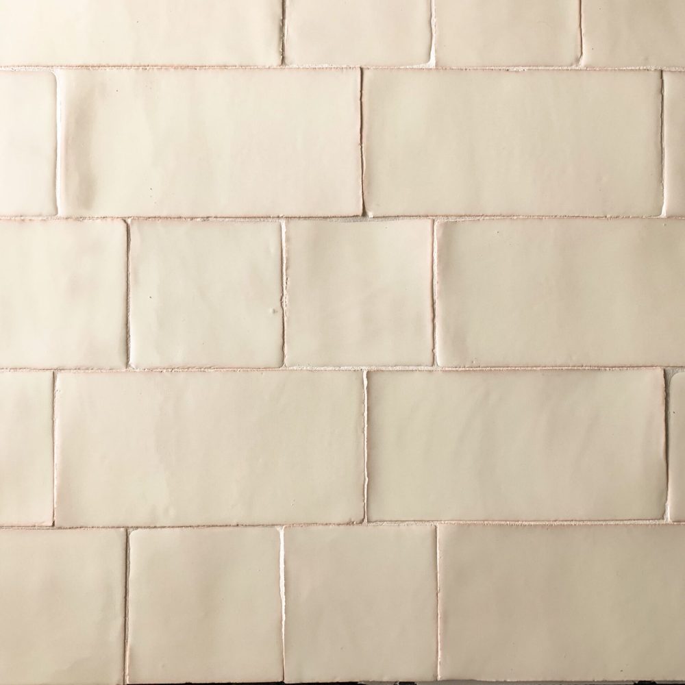 krämfärgat kakel på vägg