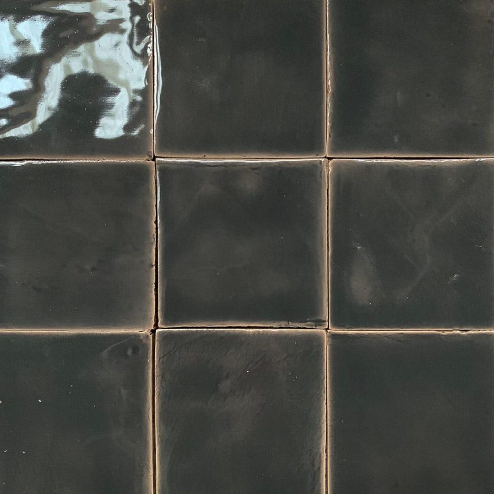 grått handgjort kakel