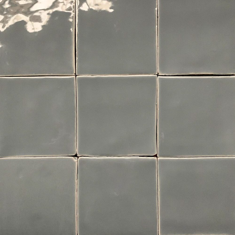 grått kakel på vägg