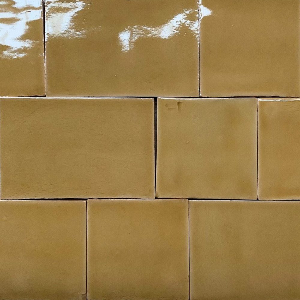 gult handgjort kakel på vägg