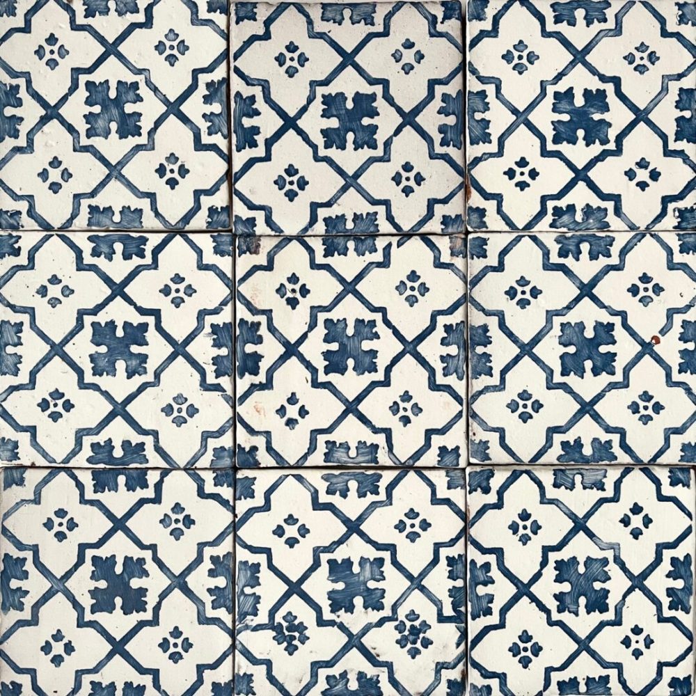 Handmålat kakel i vitt och blått