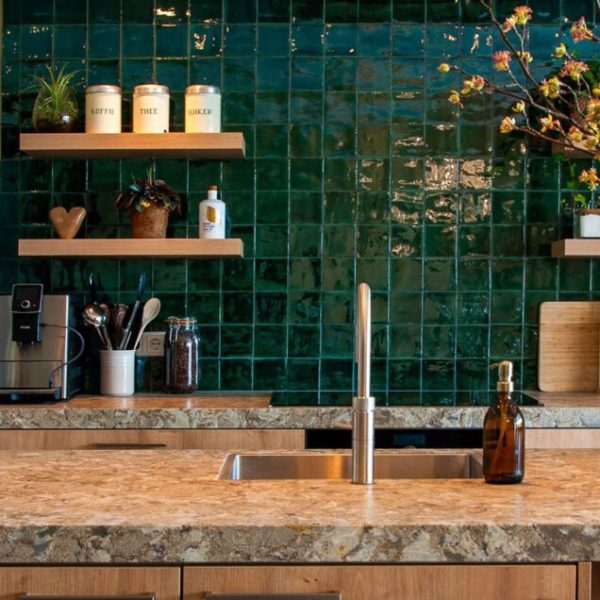 kök med mörkgrönt kakel