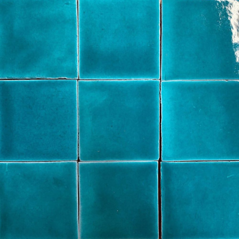 turkost handgjort kakel på vägg