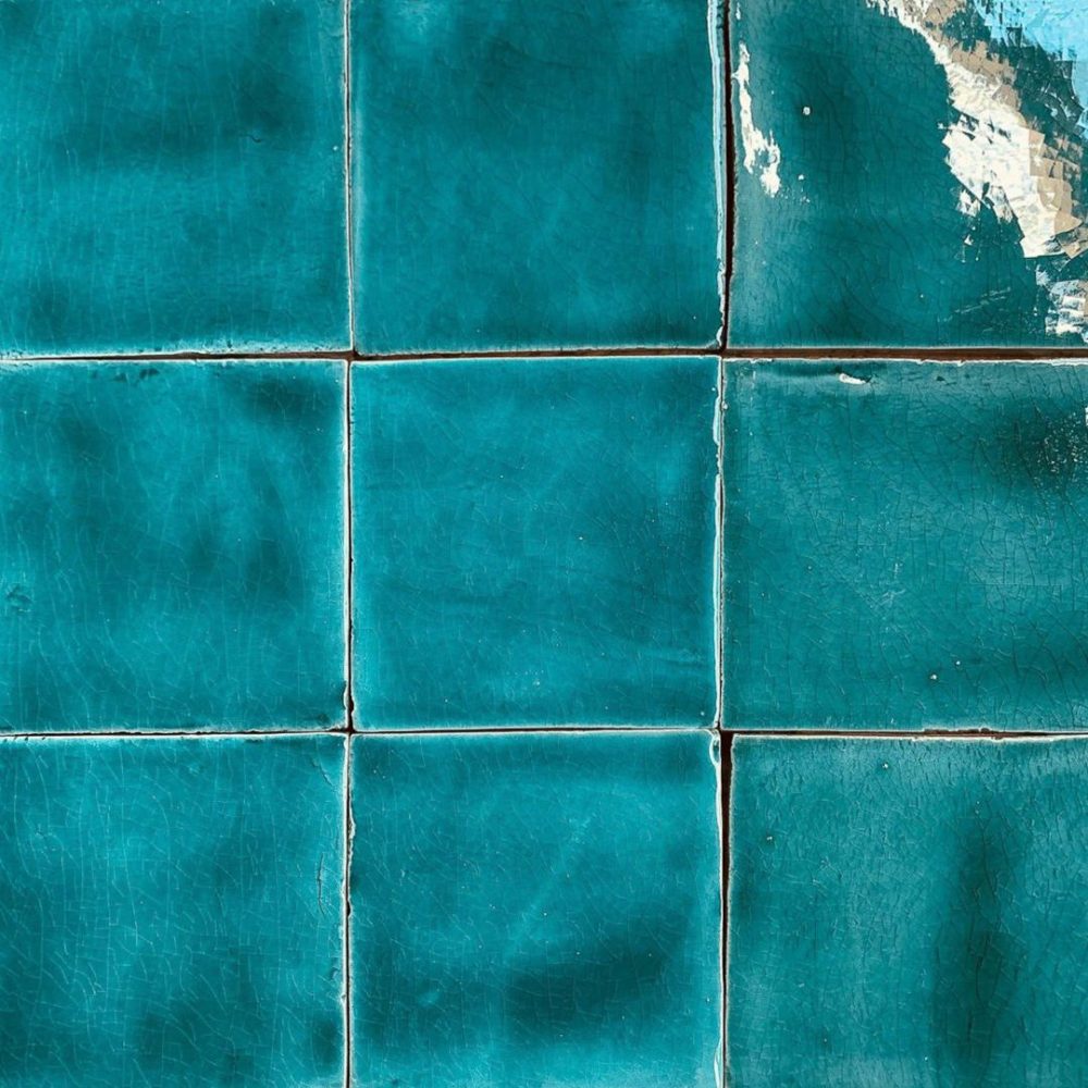 turkost handgjort kakel på vägg