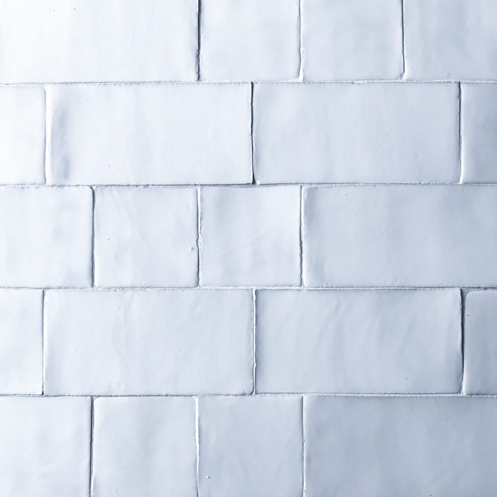 vitt kakel på vägg