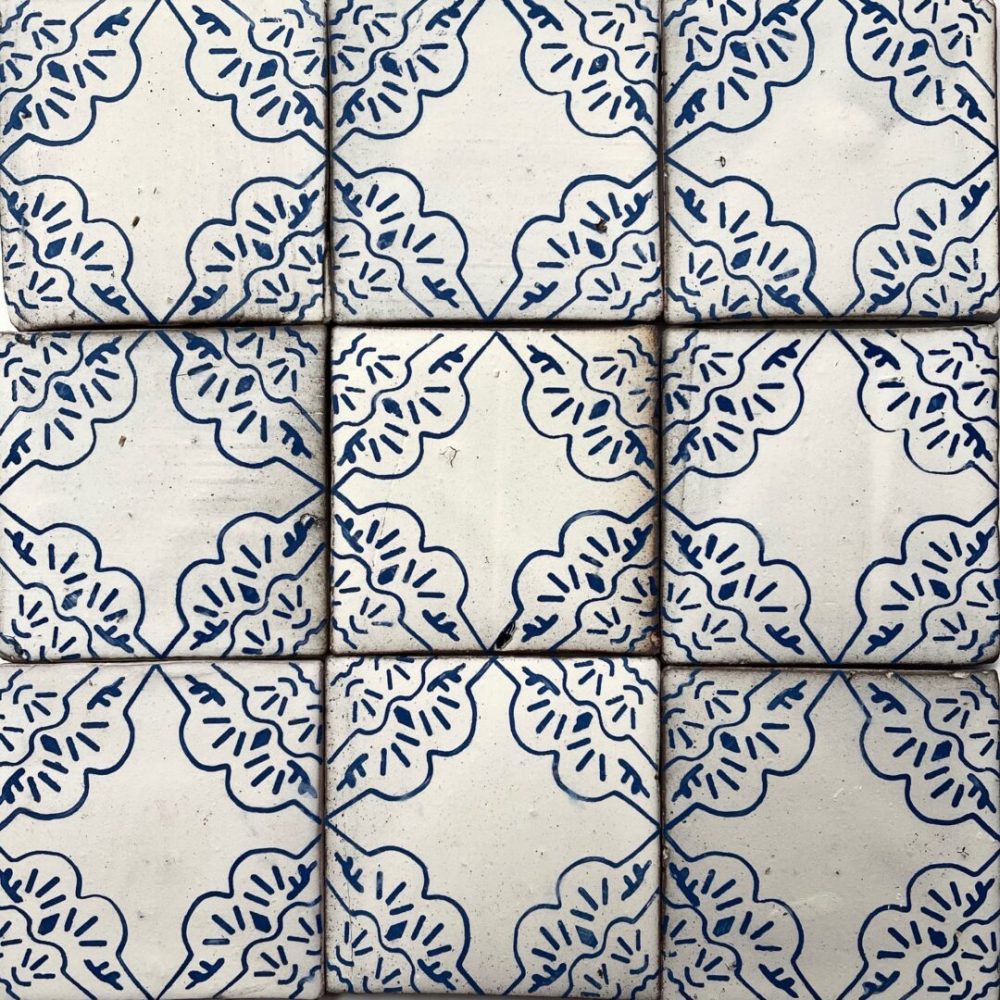Handmålat kakel i vitt med blått mönster
