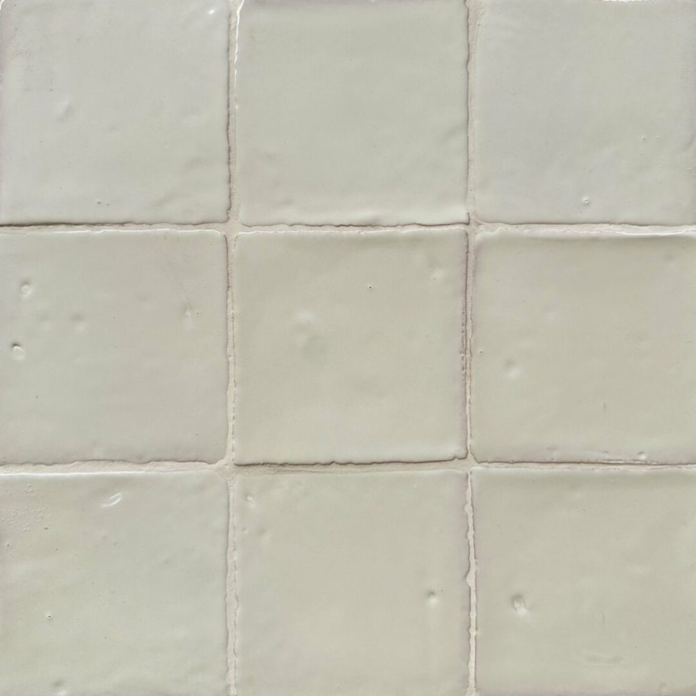 krämfärgat kakel på en vägg