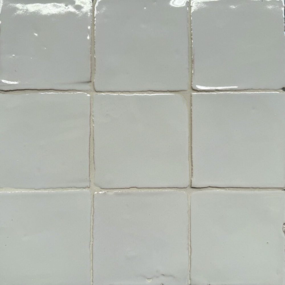 ljusgrått handgjort kakel på vägg