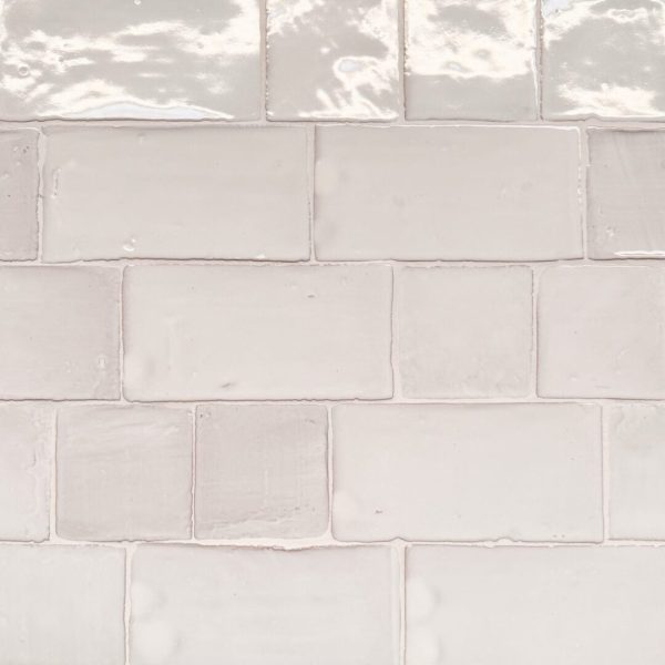 krämfärgat handgjort kakel i blandade storlekar