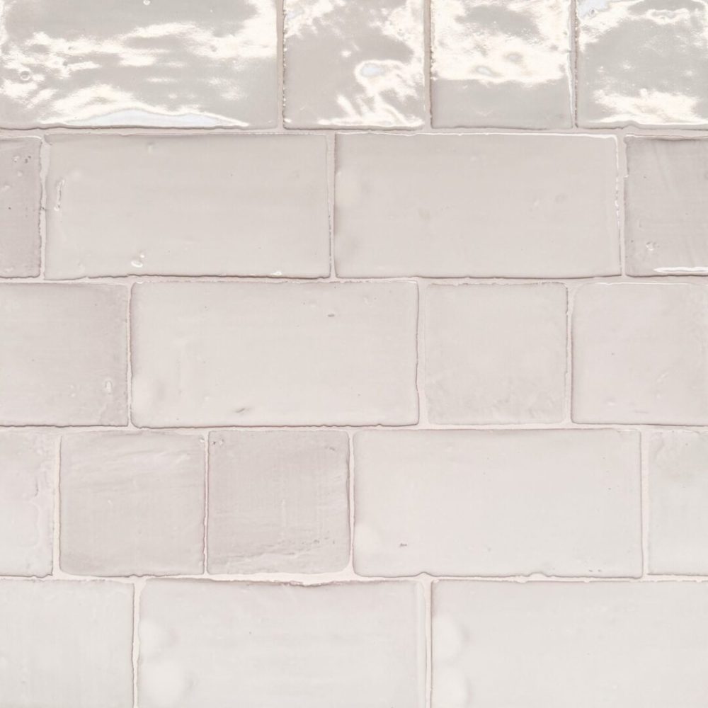 krämfärgat handgjort kakel i blandade storlekar