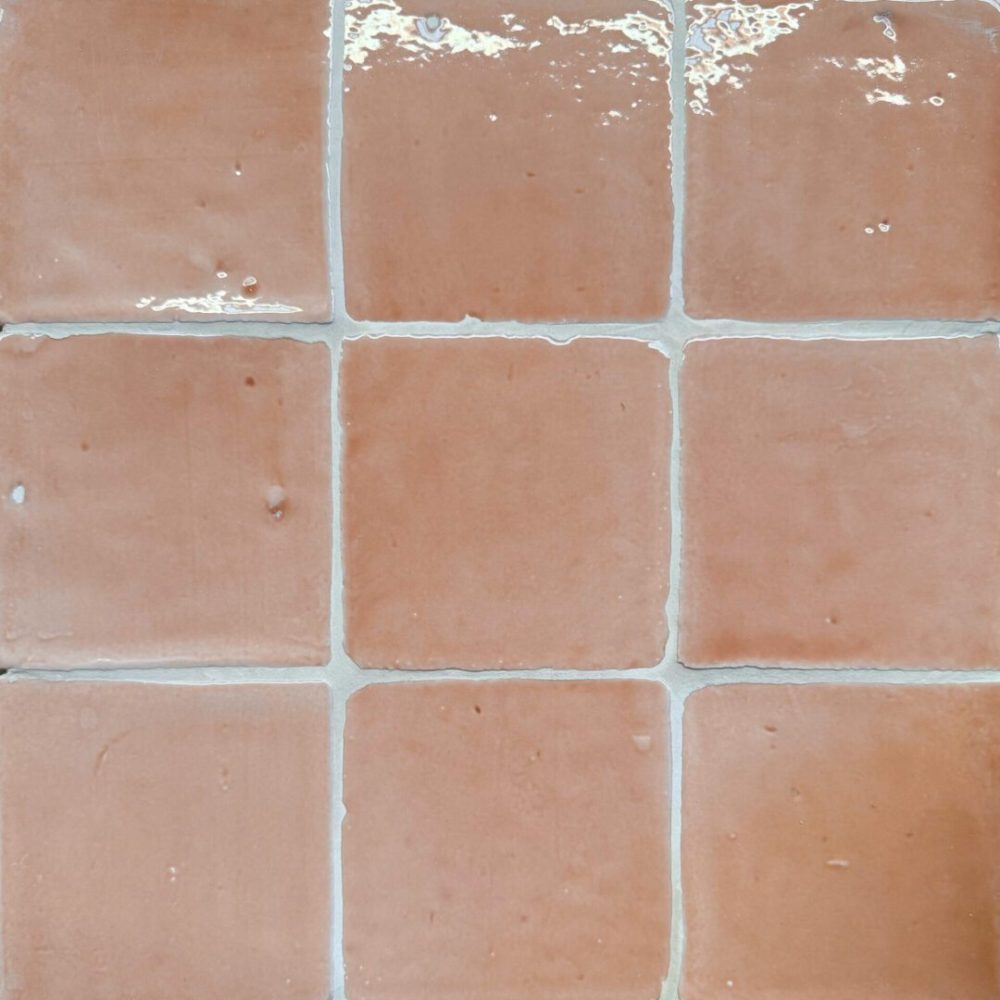 rosa aprikos handgjort kakel på vägg