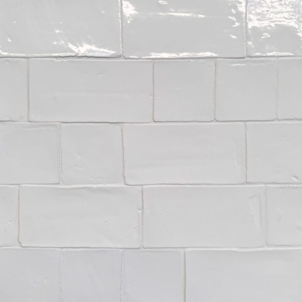 vitt handgjort kakel i blandade storlekar på vägg