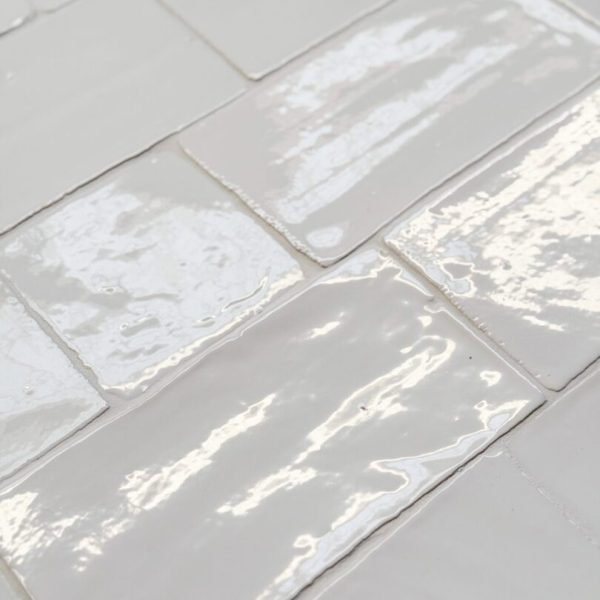 vitt handgjort kakel på vägg