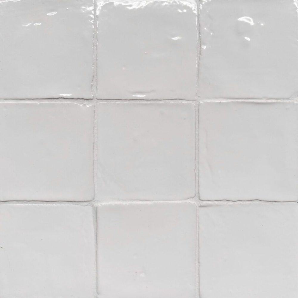 vitt handgjort kakel på vägg