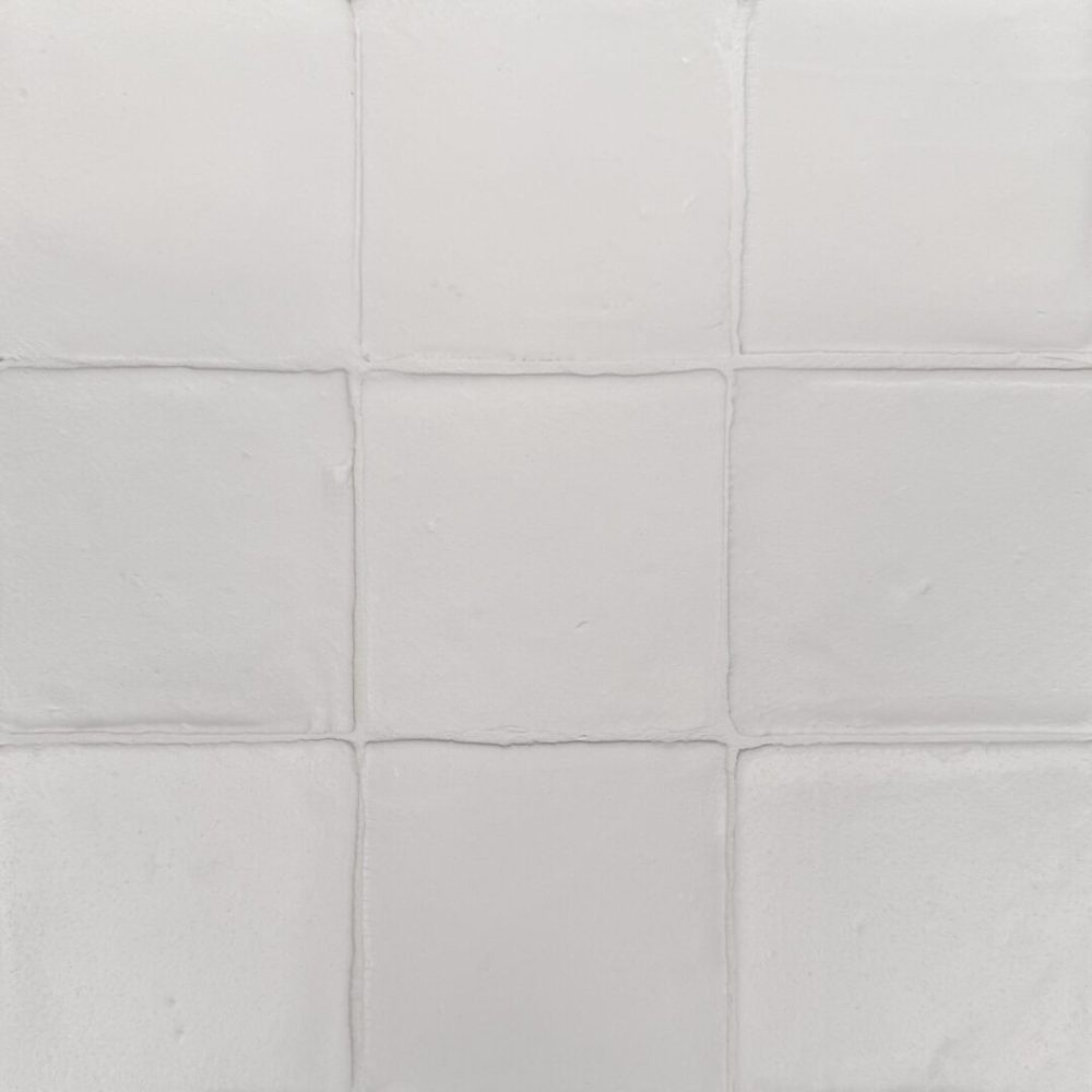 vitt matt handgjort kakel på vägg