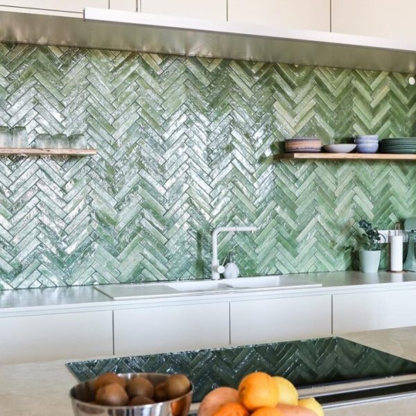 kök med grönt kakel i fiskbensmönster