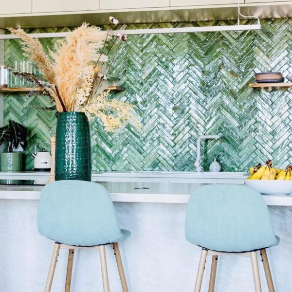 kök med grönt kakel i fiskbensmönster