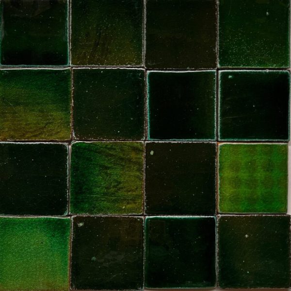 rakubränt kakel i mörkgröna nyanser