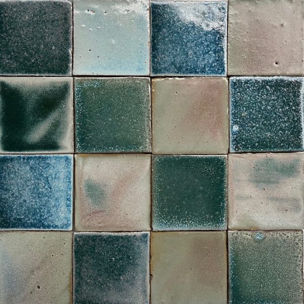 rakubränt kakel i nyanser av blått, grönt och brunt