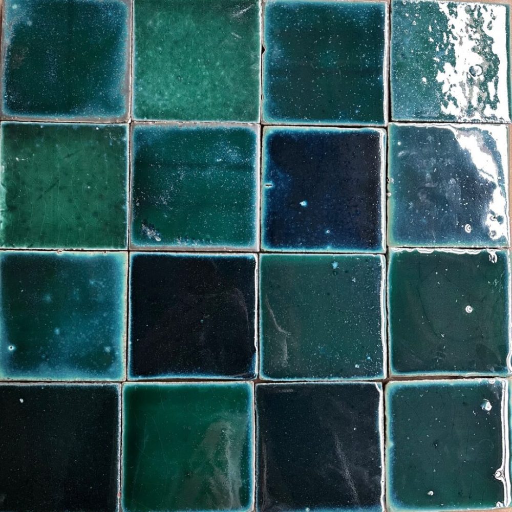 rakubränt kakel som varierar i färg mellan mörkblått och grönt
