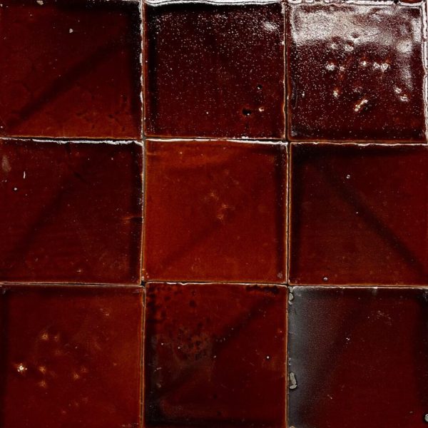 kastanjebrunt med röda skiftningar rakubränt kakel