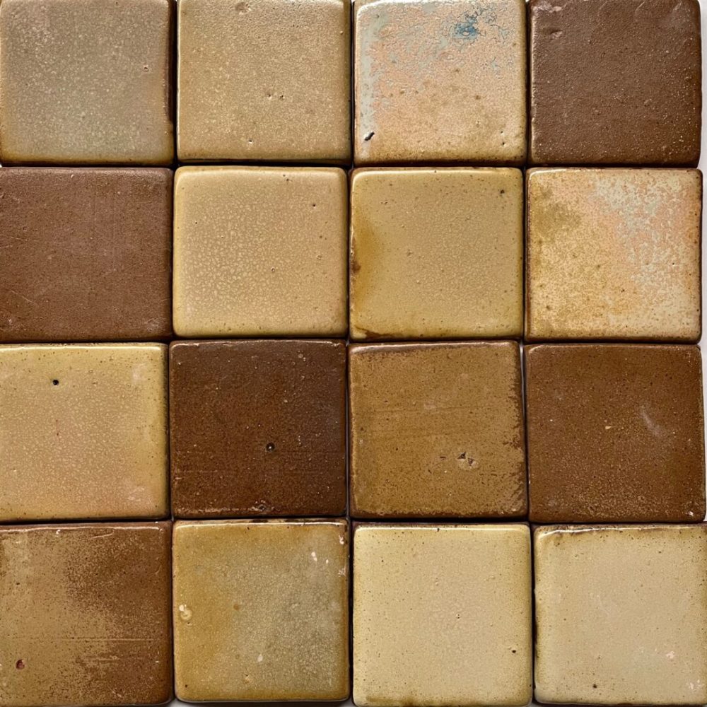 rakubränt kakel i nyanser av brunt, gult och grönt